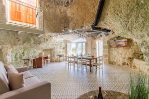 un soggiorno con tavolo e sedie di Pleasant stone house & jacuzzi St Martin - Happy Rentals a Mġarr