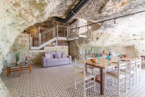 una sala da pranzo con tavolo e sedie di Pleasant stone house & jacuzzi St Martin - Happy Rentals a Mġarr