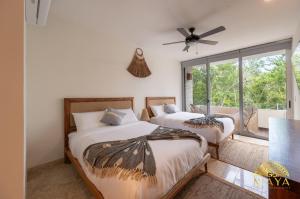 2 camas en un dormitorio con ventilador de techo en NHOA 208C Lux 1BR Condo Jungle View in Aldea Zama, en Tulum 28 fotos más