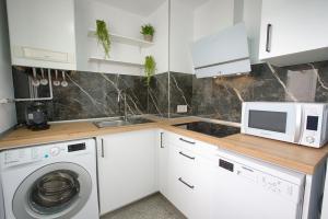 クエンカにあるAP Home Carreteríaの洗濯機と電子レンジ付きのキッチン +6枚の写真