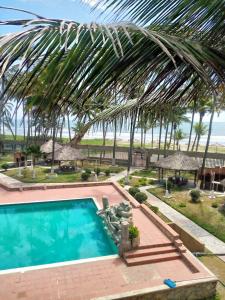 einen Pool mit Blick auf den Strand in der Unterkunft Costa Grande Tucacas Morrocoy in Tucacas