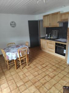 cocina con mesa y sillas en una habitación en HAUT-DOUBS Logis, en Morteau