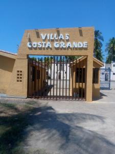 un edificio con un cartel que lee villas salsa grande en Costa Grande Tucacas Morrocoy, en Tucacas