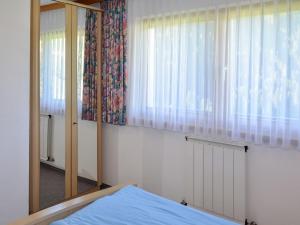 カップルにあるApartment Kassler-2 by Interhomeのベッドルーム1室(鏡、ベッド1台、窓付)