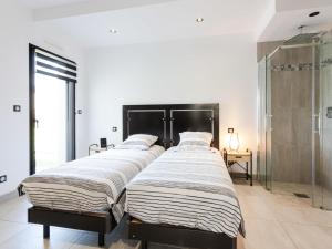 zwei Einzelbetten in einem Zimmer mit Fenster in der Unterkunft Holiday Home Pirou Beach by Interhome in Pirou