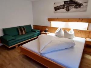 Łóżko lub łóżka w pokoju w obiekcie Apartment Walch-2 by Interhome
