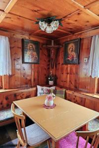 una sala da pranzo in legno con tavolo e sedie di Holiday Home Ladner - KPL149 by Interhome a Kappl