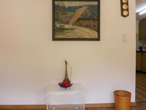 ein Gemälde an einer Wand mit einer Vase auf einem Tisch in der Unterkunft Apartment Alba by Interhome in Zermatt