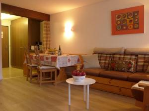 - un salon avec un canapé et une table dans l'établissement Apartment Pasadena by Interhome, à Zermatt