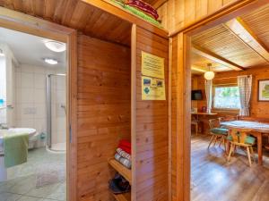 Holiday Home Weissmann by Interhome في Mayerling: حمام بجدران خشبية وطاولة وحوض استحمام