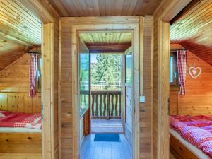 Holiday Home Weissmann by Interhome في Mayerling: كابينة خشبية بها سريرين وشرفة