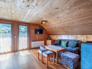 Televízia a/alebo spoločenská miestnosť v ubytovaní Holiday Home Weissmann by Interhome