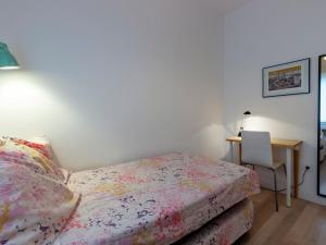 マドリードにあるApartment Chamartin-Ciudad Ramos Carrion by Interhomeのベッドルーム1室(ベッド1台、デスク、椅子付)