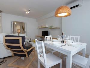 Apartment Chamartin-Ciudad Ramos Carrion by Interhome في مدريد: غرفة طعام مع طاولة بيضاء وكراسي