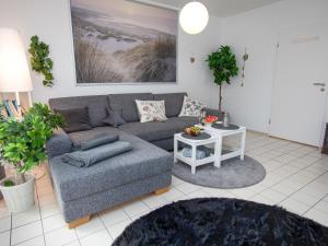 uma sala de estar com um sofá e uma mesa em Apartment Muschelweg-2 by Interhome em Norddeich
