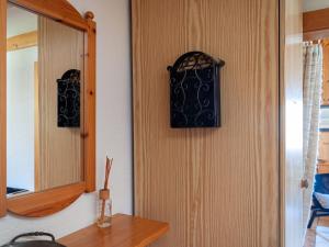 ナンダにあるChalet Lao-Lao by Interhomeのバスルーム(鏡、木製キャビネット付)