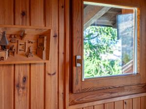 ein Fenster in einer Holzwand mit einem Fenster darin in der Unterkunft Chalet Lao-Lao by Interhome in Nendaz + 33 Fotos