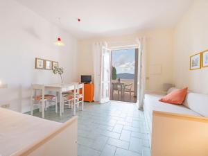 Μια τηλεόραση ή/και κέντρο ψυχαγωγίας στο Apartment Turistica-2 by Interhome +18 φωτογραφίες