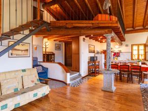 een woonkamer met een tafel en een eetkamer bij Holiday Home Bragna by Interhome in Pianello Del Lario