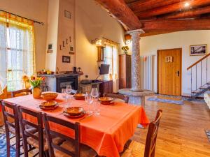 un comedor con una mesa con copas de vino. en Holiday Home Bragna by Interhome en Pianello Del Lario