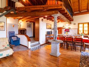 een keuken en woonkamer met een tafel en stoelen bij Holiday Home Bragna by Interhome in Pianello Del Lario