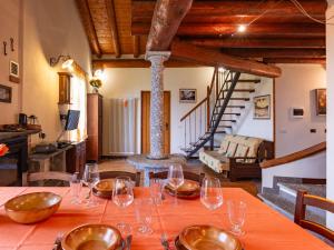 Pianello Del LarioにあるHoliday Home Bragna by Interhomeの客室内のテーブル(ワイングラス付)