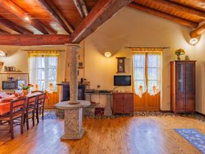 een grote woonkamer met een tafel en een keuken bij Holiday Home Bragna by Interhome in Pianello Del Lario +28 foto's