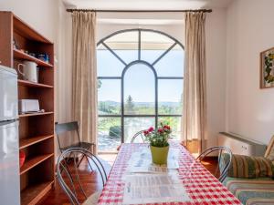 cocina y comedor con mesa y ventana en Apartment Paolo by Interhome, en Azzano d'Asti