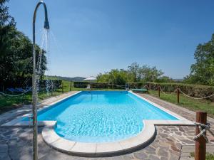 una piscina con una red en un patio en Apartment Paolo by Interhome, en Azzano d'Asti