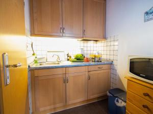 Η κουζίνα ή μικρή κουζίνα στο Apartment Dehne-4 by Interhome