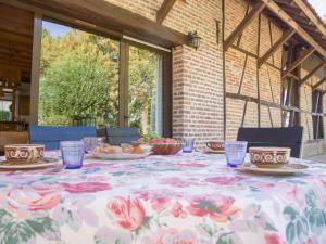 La Chapelle-Saint-Sauveur的住宿－Holiday Home Alexandre - BCA300 by Interhome，一张桌子,上面有餐桌布,上面有食物