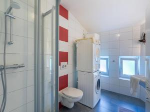 ein Badezimmer mit einem WC und einer Waschmaschine in der Unterkunft Apartment Pacher by Interhome in Gallizien
