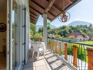 d'un balcon avec une table et des chaises et une vue. dans l'établissement Apartment Pacher by Interhome, à Gallizien