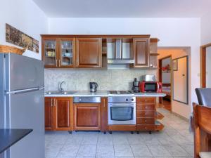 Η κουζίνα ή μικρή κουζίνα στο Apartment Gabi - MDN168 by Interhome