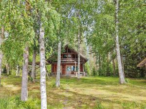 una cabaña de madera en medio de un bosque en Holiday Home Koivula by Interhome en Soini