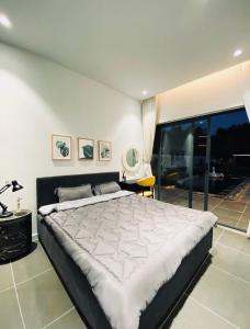 a bedroom with a large bed and a large window at Villa có hồ bơi riêng tại Lang Phuoc Hai 