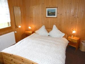 エンゲルベルクにあるApartment Valentine by Interhomeのベッドルーム1室(ベッド1台、テーブルにランプ2つ付)