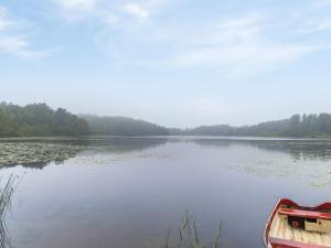 um barco sentado no meio de um lago em Holiday Home Gaslunda by Interhome em Olofström
