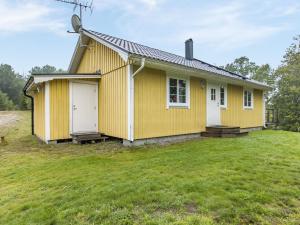 une maison jaune avec une grande cour dans l'établissement Holiday Home Gaslunda by Interhome, à Olofström