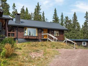 eine Blockhütte im Wald mit Auffahrt in der Unterkunft Chalet Korpstigen Älgen - DAN075 by Interhome in Sälen