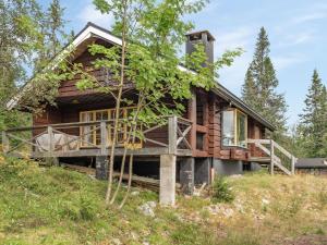 サレンにあるChalet Korpstigen Älgen by Interhomeのデッキ付きの森のログキャビン