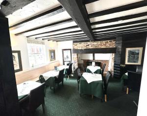 um restaurante com mesas e cadeiras num quarto em Traveller’s Choice em Ipswich