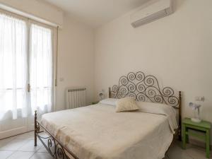 アラッシオにあるApartment Sant'Antonio by Interhomeの白いベッドルーム(大型ベッド1台、金属製ヘッドボード付)