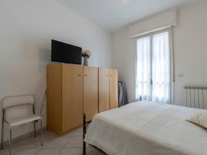 - une chambre avec un lit et une télévision sur une armoire dans l'établissement Apartment Sant'Antonio by Interhome, à Alassio