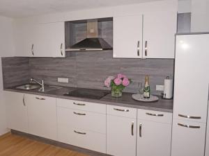 Kuchyň nebo kuchyňský kout v ubytování Apartment Walzthöni by Interhome