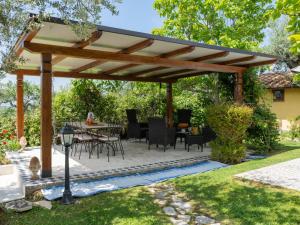 una pérgola con una mesa y sillas debajo en Holiday Home Olive Grove Sabina by Interhome, en Canneto