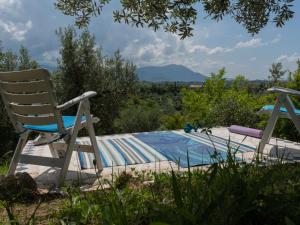 una silla sentada junto a una piscina en Holiday Home Olive Grove Sabina by Interhome, en Canneto