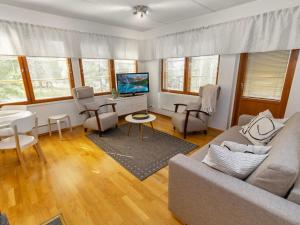 - un salon avec un canapé et une table dans l'établissement Holiday Home Karhunvartijan linna a4 by Interhome, à Ruka
