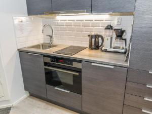 Kuchyň nebo kuchyňský kout v ubytování Holiday Home Vuosselinhelmi c6 by Interhome