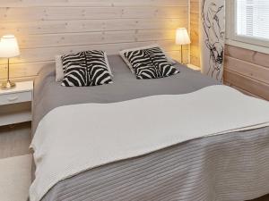 2 Betten in einem Schlafzimmer mit zwei Kissen darauf in der Unterkunft Holiday Home Karitahko a 3 by Interhome in Tahkovuori
